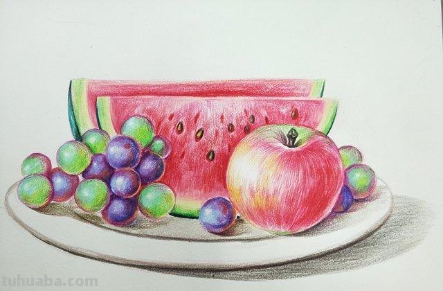 在盘子上画彩铅画怎么画 立体水果拼盘彩铅画？