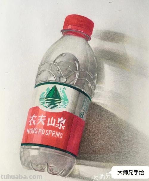 彩铅画透明水瓶怎么画 色彩的矿泉水瓶怎莫画？