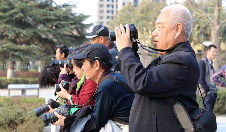 老年人玩摄影怎样选器材?这些相机、镜头更适合