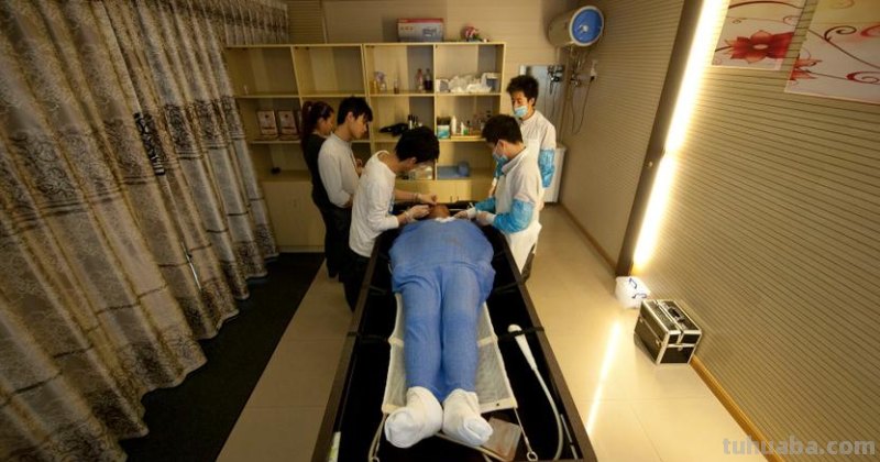 【入殓师色彩及入殓师色彩分析】- 一场色彩的绚丽葬礼 