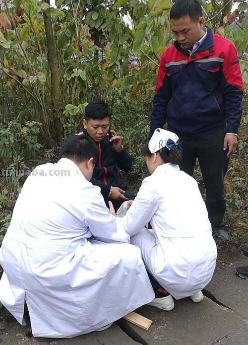 现场 现场替伤病员止血时发现他伤口上