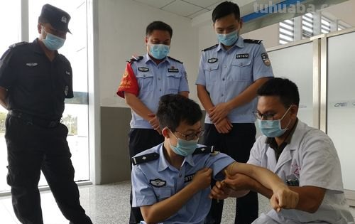 现场 现场替伤病员止血时发现他伤口上