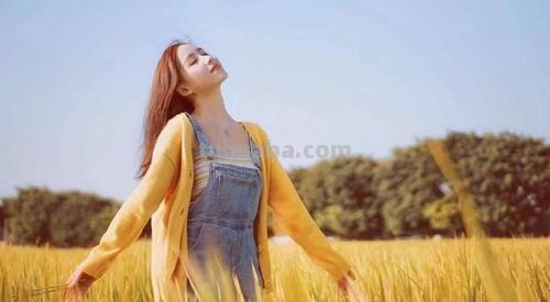 一个人拍照也必须美起来，5个摄影技巧简约自然，拍出美照并不难
