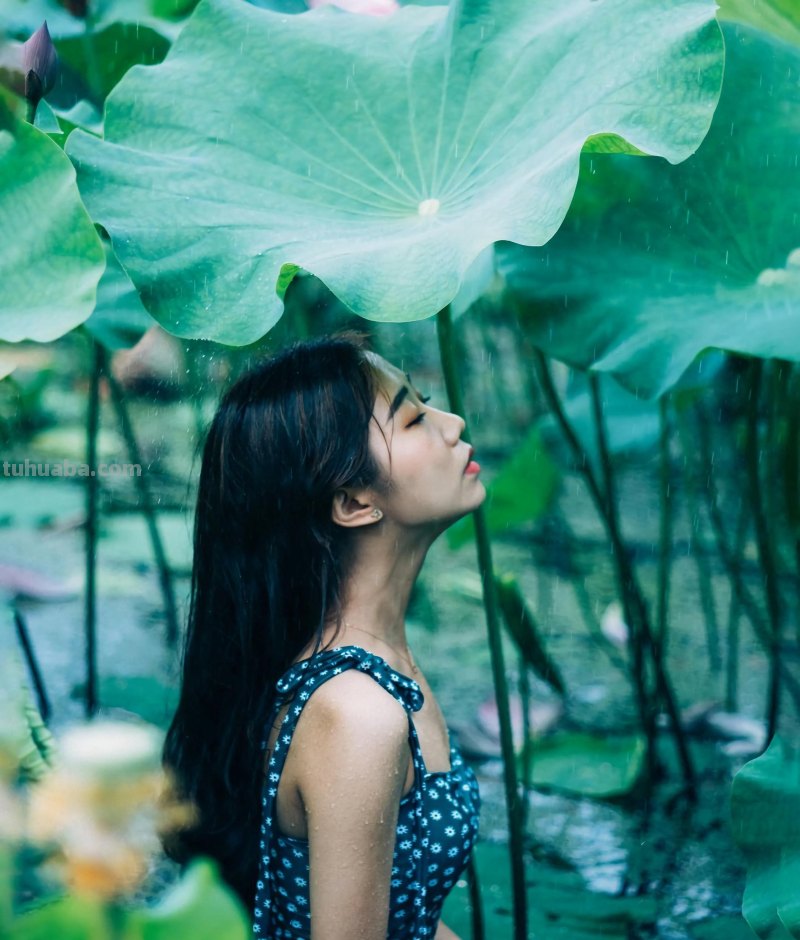一个人拍照也必须美起来，5个摄影技巧简约自然，拍出美照并不难