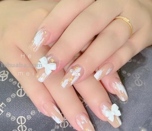 白色彩绘美甲：纯洁与艺术的完美结合 