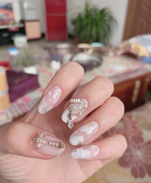 白色彩绘美甲：纯洁与艺术的完美结合 