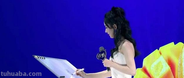 赵丽颖生图状态佳,被感动落泪现场画萤火虫,她的性格究竟有多可爱?