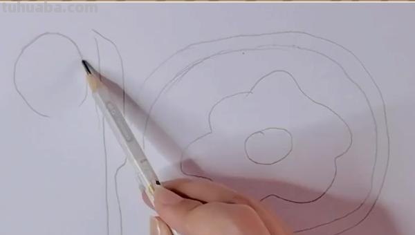 玻璃盘子用彩铅怎么画 怎样画盘子？