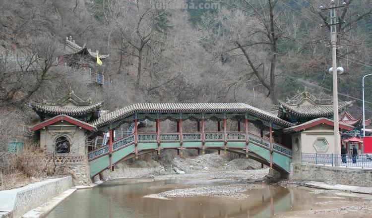 甘肃古建筑丨兴隆山卧桥