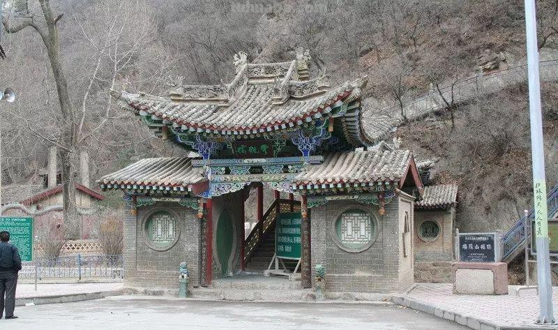 甘肃古建筑丨兴隆山卧桥