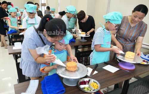 山师附小2018级3班雏鹰中队体验DIY烘焙