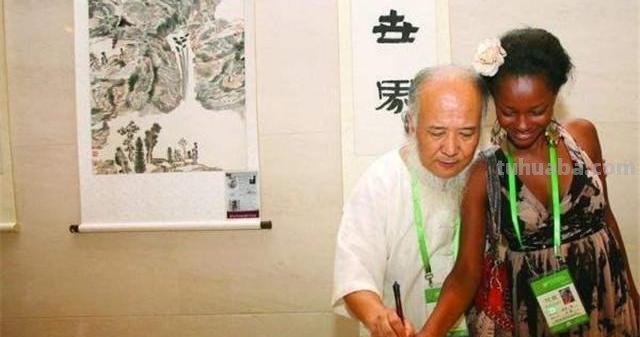 10年前,53岁中国老大爷娶24岁非洲美女,如今二人生活怎样?