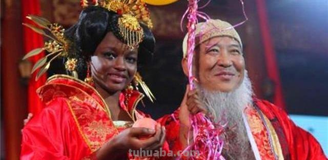 10年前,53岁中国老大爷娶24岁非洲美女,如今二人生活怎样?