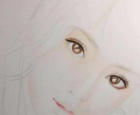 怎么用彩铅画美女脸 彩铅画人脸构图顺序？