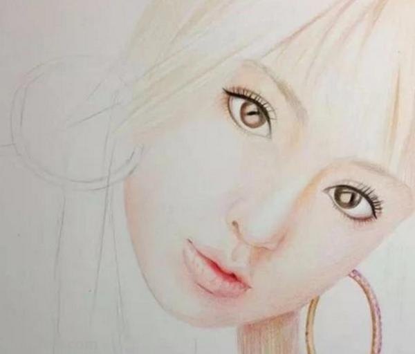 怎么用彩铅画美女脸 彩铅画人脸构图顺序？