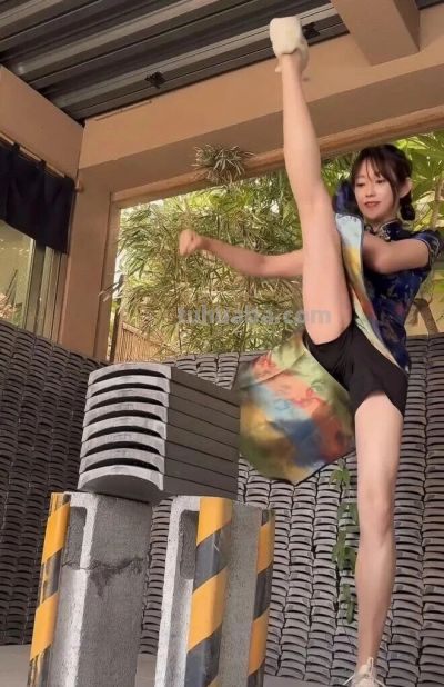 日本幼师COS春丽火出圈，能用大长腿劈断二十匹砖 - 图画吧TUHUABA