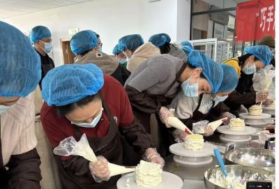 “亲手制蛋糕不仅好看，更满载节日的甜蜜心情！”——聊城大学音乐与舞蹈学院工会举办庆三八节烘焙DIY体验活动 - 图画吧TUHUABA