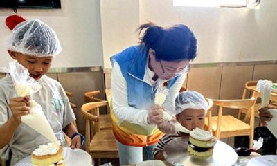沙河镇东关街社区：“甜蜜烘焙 快乐成长”蛋糕DIY活动