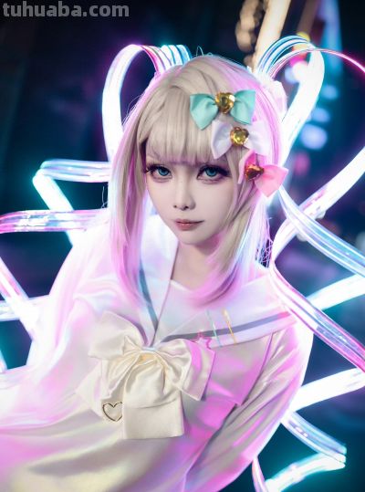 山石木西的COS，把赛博甜妹的氛围感焊在镜头里了！