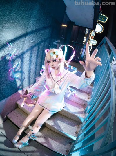 山石木西的COS，把赛博甜妹的氛围感焊在镜头里了！ - 图画吧TUHUABA