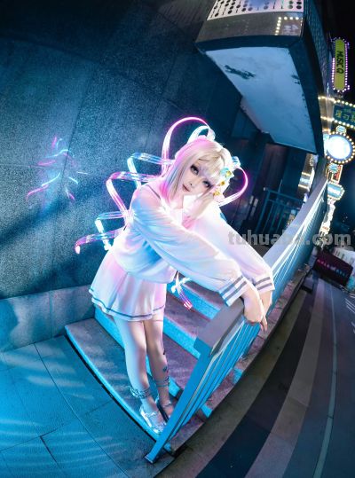 山石木西的COS，把赛博甜妹的氛围感焊在镜头里了！ - 图画吧TUHUABA
