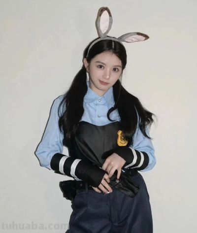 田曦薇小透明时期cos的朱迪，可爱爆了 - 图画吧TUHUABA