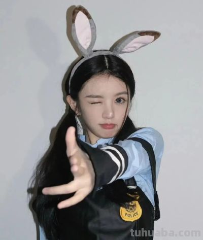 田曦薇小透明时期cos的朱迪，可爱爆了 - 图画吧TUHUABA