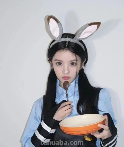 田曦薇小透明时期cos的朱迪，可爱爆了 - 图画吧TUHUABA