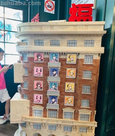 虚拟偶像界“顶流”在武康路邮局开快闪,有忠粉不计代价,也有粉丝抱怨部分周边“捆绑”礼盒 - 今日头条 虚拟偶像界“顶流”在武康路邮局开快闪,有忠粉不计代价,也有粉丝抱怨部分周边“捆绑”礼盒 - 图画吧TUHUABA