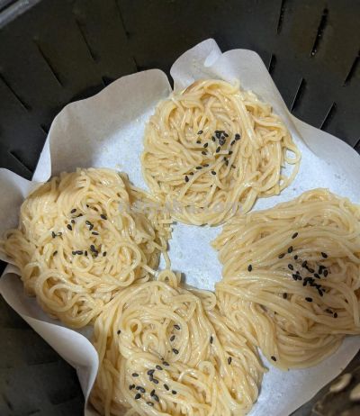 宅家DIY黑芝麻干脆面！香脆到跺脚，比买的还健康 - 今日头条