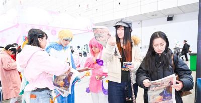 首份“痛报”引爆漫展，粉丝排长队感受传统纸媒魅力 - 图画吧TUHUABA