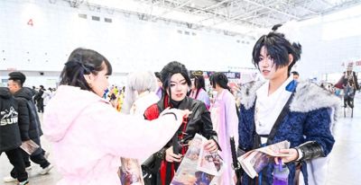 首份“痛报”引爆漫展，粉丝排长队感受传统纸媒魅力 - 图画吧TUHUABA