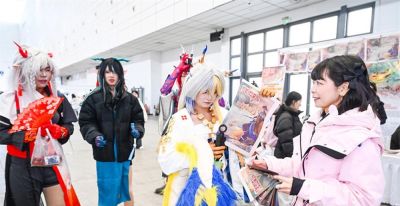 首份“痛报”引爆漫展，粉丝排长队感受传统纸媒魅力 - 图画吧TUHUABA