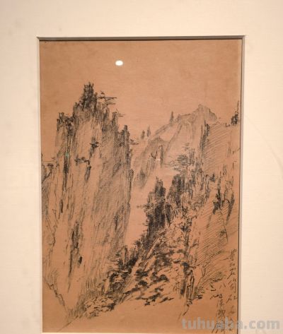 毛笔速写 《松柏图》一笔见神韵，铅笔速写《山水》。展览现场实拍 - 图画吧TUHUABA