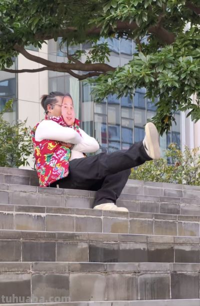 广州漫展有人cos东北雨姐，现场大量人围观拍摄 - 图画吧TUHUABA