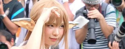 穿cos服坐公交被老人骂，还要求其当众脱衣？网友怒斥倚老卖老 - 图画吧TUHUABA