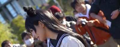 穿cos服坐公交被老人骂，还要求其当众脱衣？网友怒斥倚老卖老 - 图画吧TUHUABA