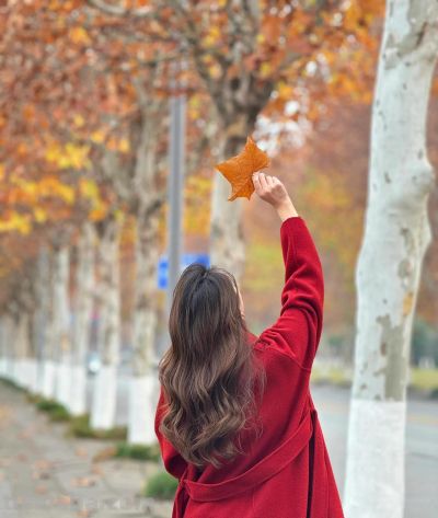 路边梧桐人像拍得美，9个姿势+技巧，文艺人漂亮，随手拍出氛围感 - 图画吧TUHUABA