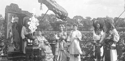 勋龄镜头下的宫廷cosplay：慈禧“救苦救难”幻象的最后华章 - 图画吧TUHUABA