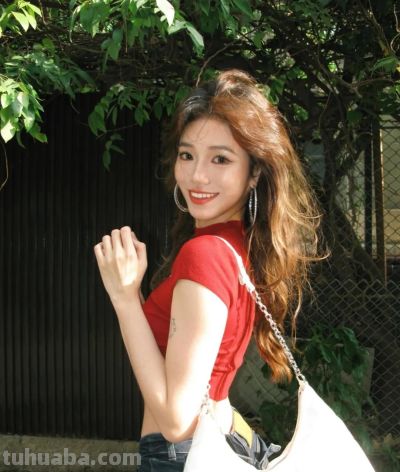 日常拍照，8个小动作，手动起来，拍照明艳漂亮，又显身材又出片 - 图画吧TUHUABA