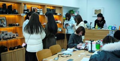 今视角 | 相机租赁店,平价器材点燃年轻人摄影热情 - 今日头条 今视角 | 相机租赁店,平价器材点燃年轻人摄影热情 - 图画吧TUHUABA