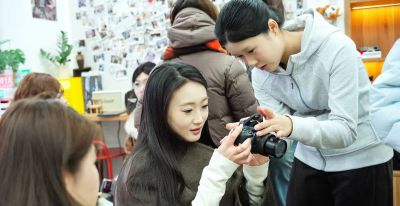 今视角 | 相机租赁店,平价器材点燃年轻人摄影热情 - 今日头条 今视角 | 相机租赁店,平价器材点燃年轻人摄影热情 - 图画吧TUHUABA