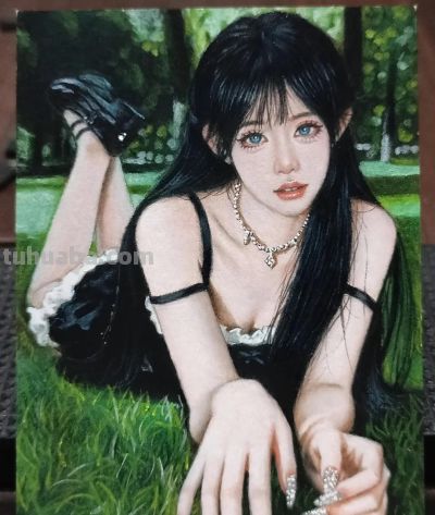 不敢想，这竟是在巴掌大的纸上画出来的彩铅美人，细节也太美了 - 图画吧TUHUABA