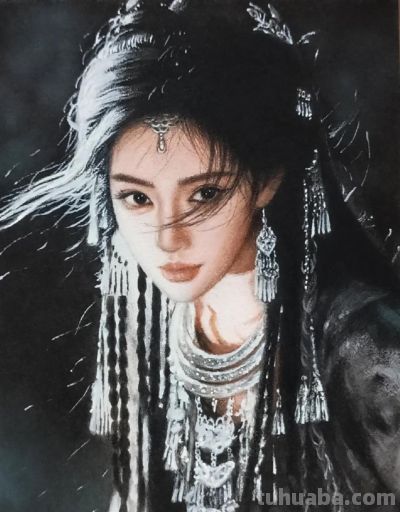 不敢想，这竟是在巴掌大的纸上画出来的彩铅美人，细节也太美了 - 图画吧TUHUABA