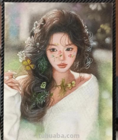 不敢想，这竟是在巴掌大的纸上画出来的彩铅美人，细节也太美了 - 图画吧TUHUABA