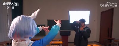 当年轻人开始掌权？《蔚蓝档案》阿洛娜cosplay上央视了 - 图画吧TUHUABA