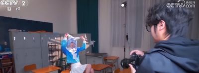 当年轻人开始掌权？《蔚蓝档案》阿洛娜cosplay上央视了 - 图画吧TUHUABA