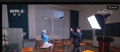 当年轻人开始掌权？《蔚蓝档案》阿洛娜cosplay上央视了 - 图画吧TUHUABA