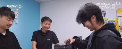 当年轻人开始掌权？《蔚蓝档案》阿洛娜cosplay上央视了 - 图画吧TUHUABA