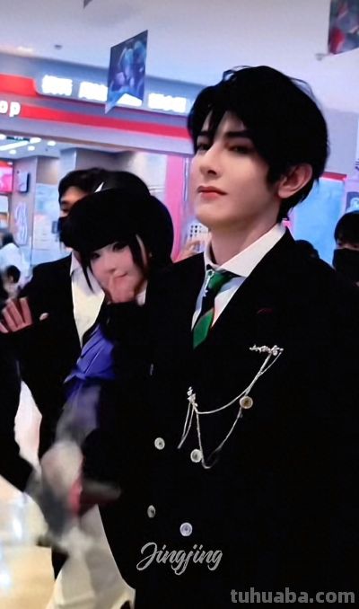 《诸神愚戏》程实、甄奕高还原cos亮相，商场秒变动漫现场 - 今日头条